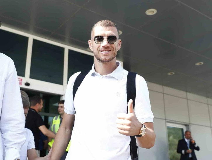 Fenerbahçe: "Edin Dzeko, sağlık kontrollerinden geçmek ve transfer görüşmelerini tamamlamak üzere İstanbul’a geldi."
