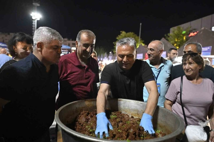 Festivalde Kardeş Türküler gecesi
