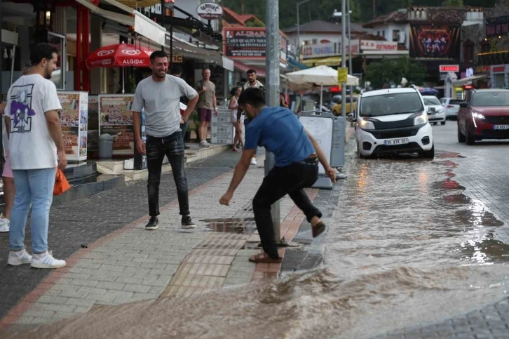 Fethiye’de sağanak yağış etkili oldu
