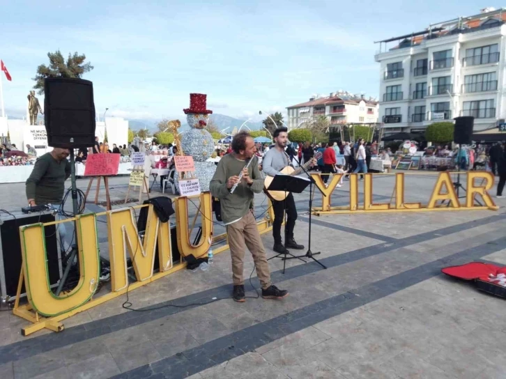 Yeni yıl pazarı Fethiye’ye can suyu oldu