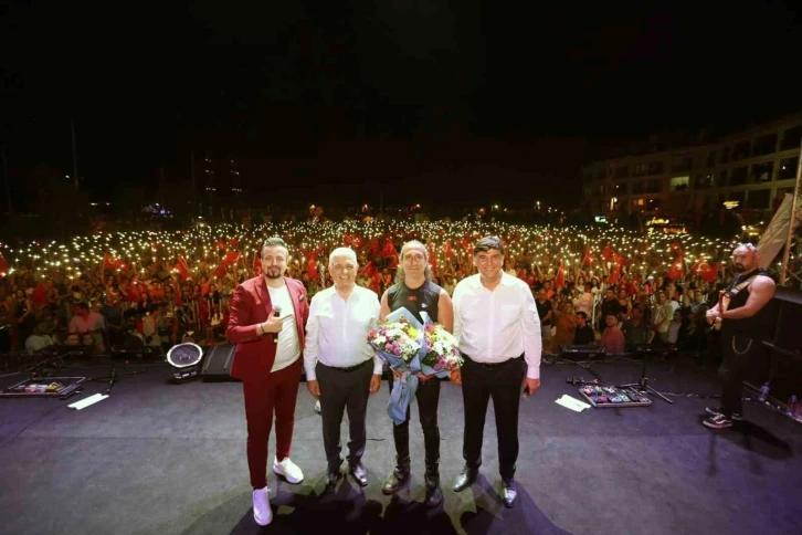 Fethiyeliler Zafer coşkusunu Kıraç ile yaşadı
