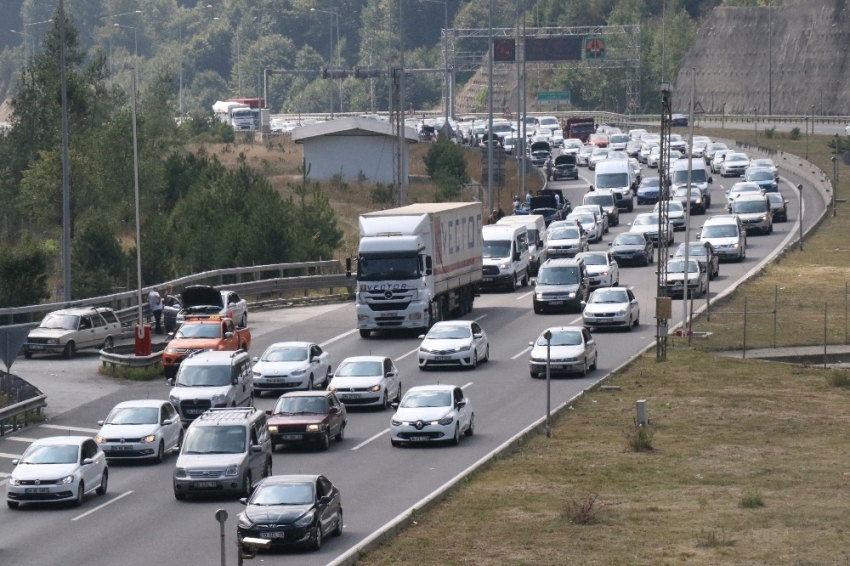 TEM Otoyolu Bolu Dağı’nda tatilciler uzun kuyruklar oluşturdu