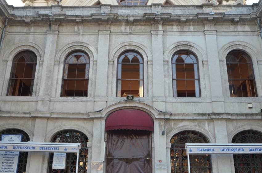 Terör saldırısında Bezmialem Camii de hasar gördü