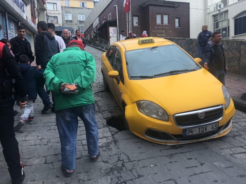 Beyoğlu’nda yol çöktü: taksi tekeri çukura girdi