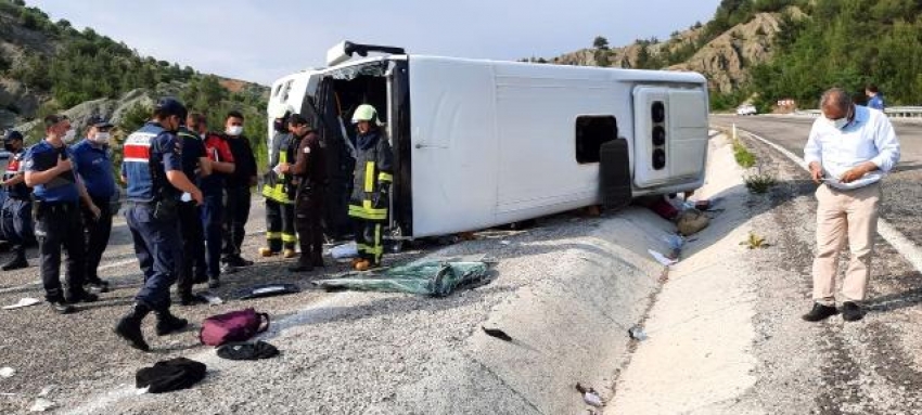 LÖSEV'in tedavi ettirdiği çocukları taşıyan midibüs devrildi: 25 yaralı