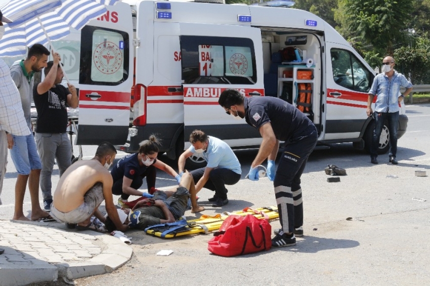 Kaza yapan yaralıyı güneşten branda ve şemsiye ile korudular