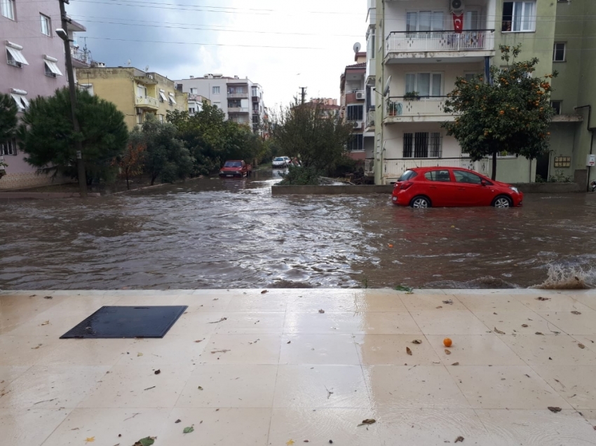 İzmir’in doğu ilçelerini sağanak vurdu