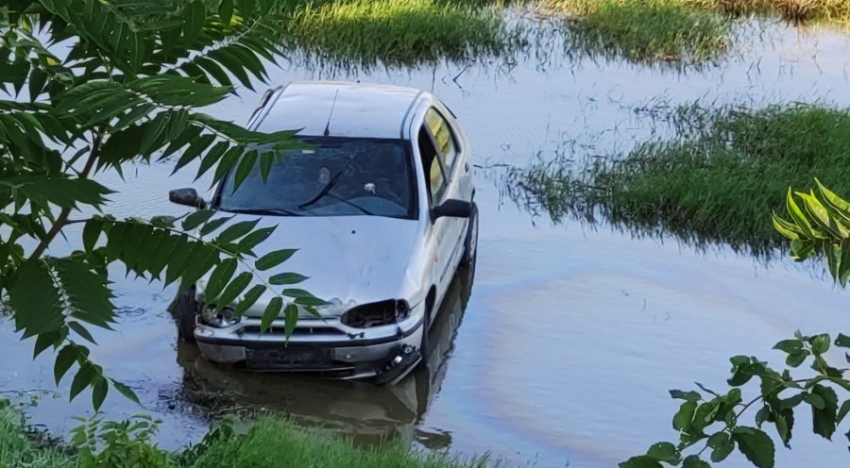 Bursa'da kontrolden çıkan otomobil tarlaya uçtu