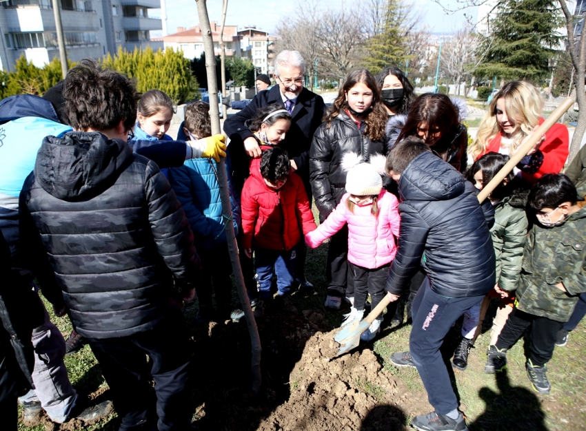 Başkan Erdem öğrencilerle fidan dikti