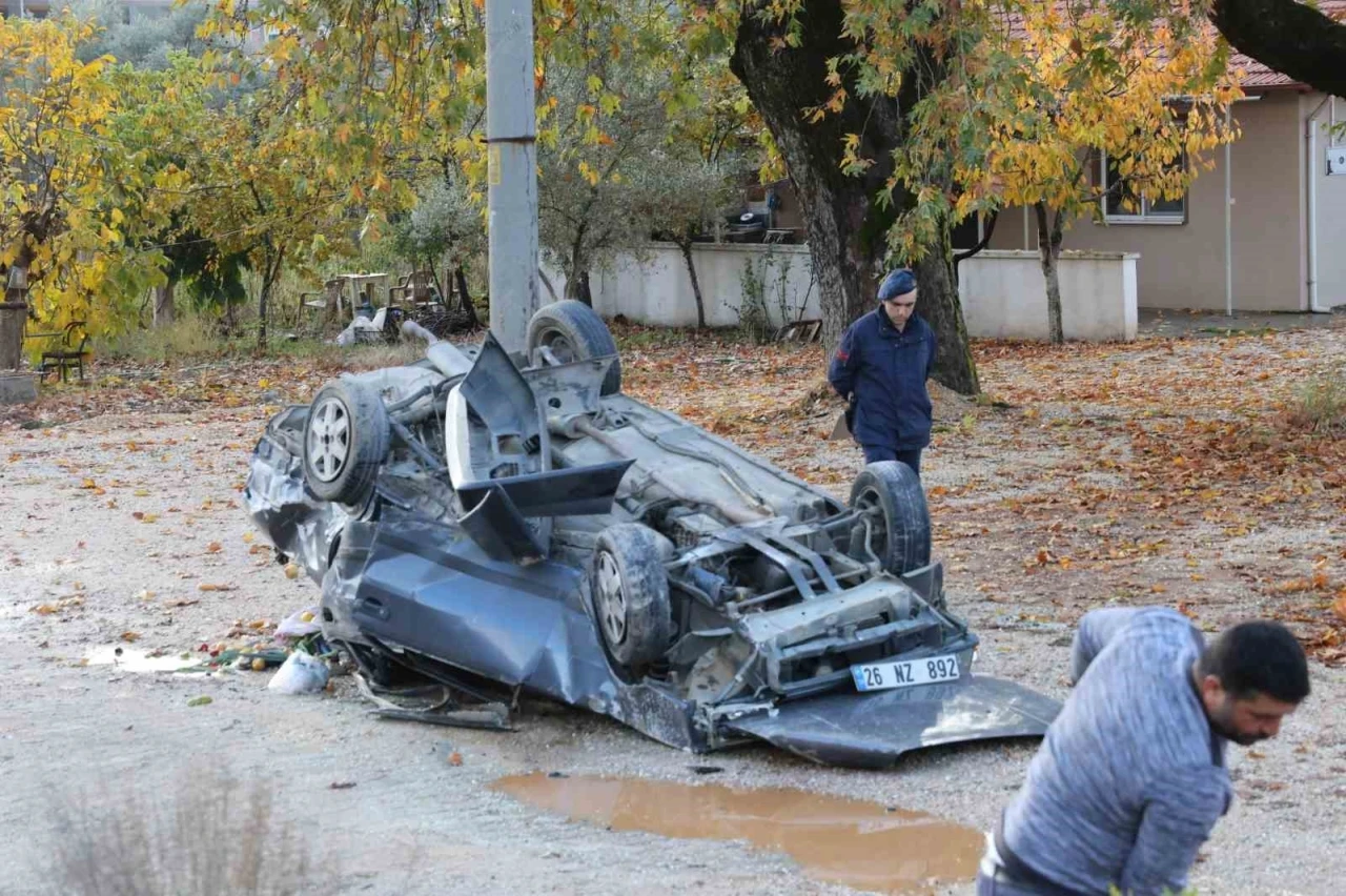 Fiat Tofaş otomobil kağıt gibi ezildi: 3 yaralı
