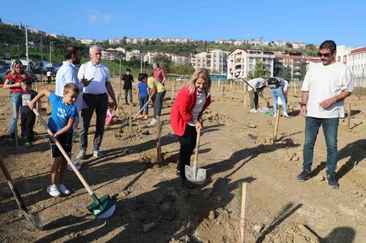 Fidanlar şehitler için toprakla buluşturuldu
