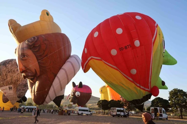 Figürlü sıcak hava balonları Ürgüp’de havalandı