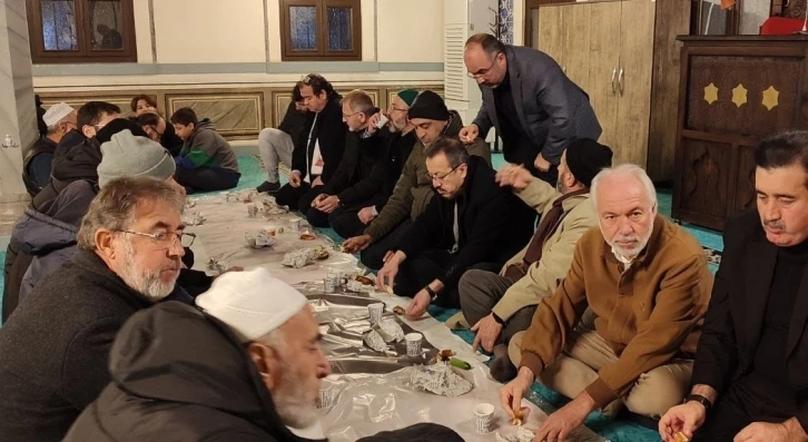 Filistinlilere destek amacıyla düzenlenen programda toplu iftar yapıldı