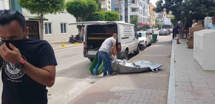 Finlandiyalı kadın Alanya’daki evinde ölü bulundu, ekipler kokudan taşımakta zorlandı