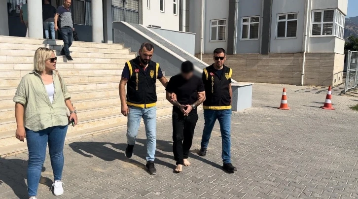 Firari hükümlü polise yakalanmamak için 2’nci kattan atladı
