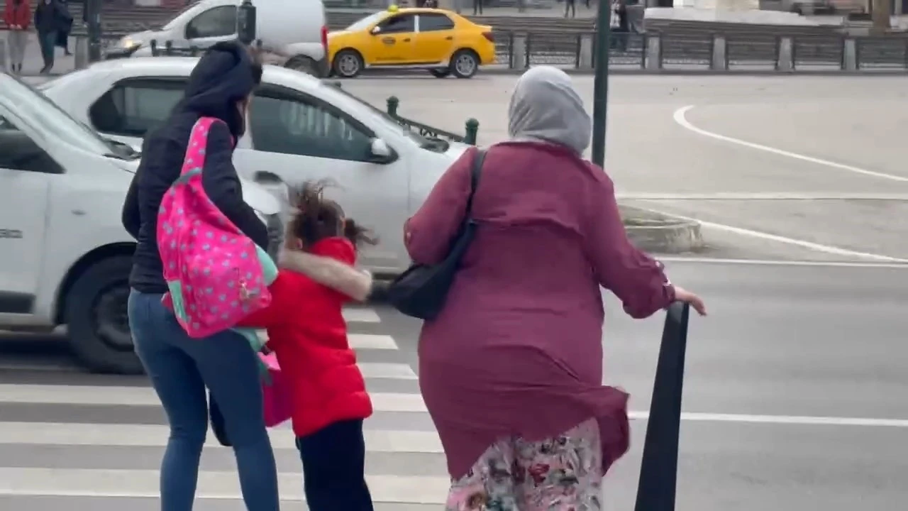 Fırtına Bursa’da adeta insanları uçurdu