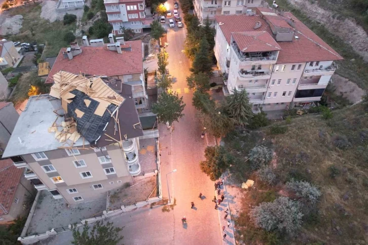 Fırtına çatı uçurdu, ağaçları devirdi, aracın üzerine yıldırım düştü, turistler mahsur kaldı
