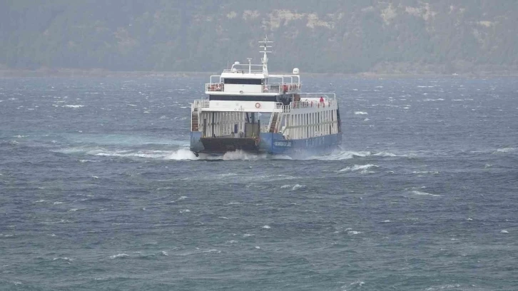 Fırtına nedeniyle Çanakkale-Eceabat hattındaki saat 15.00 feribot seferi karşılıklı olarak iptal edildi
