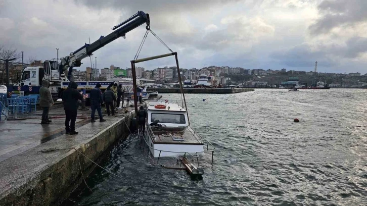 Fırtınada batan tekne vinç yardımıyla çıkarıldı
