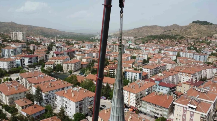 Fırtınada bir minaresi devrilen caminin diğer minaresi kontrollü olarak yıkılıyor
