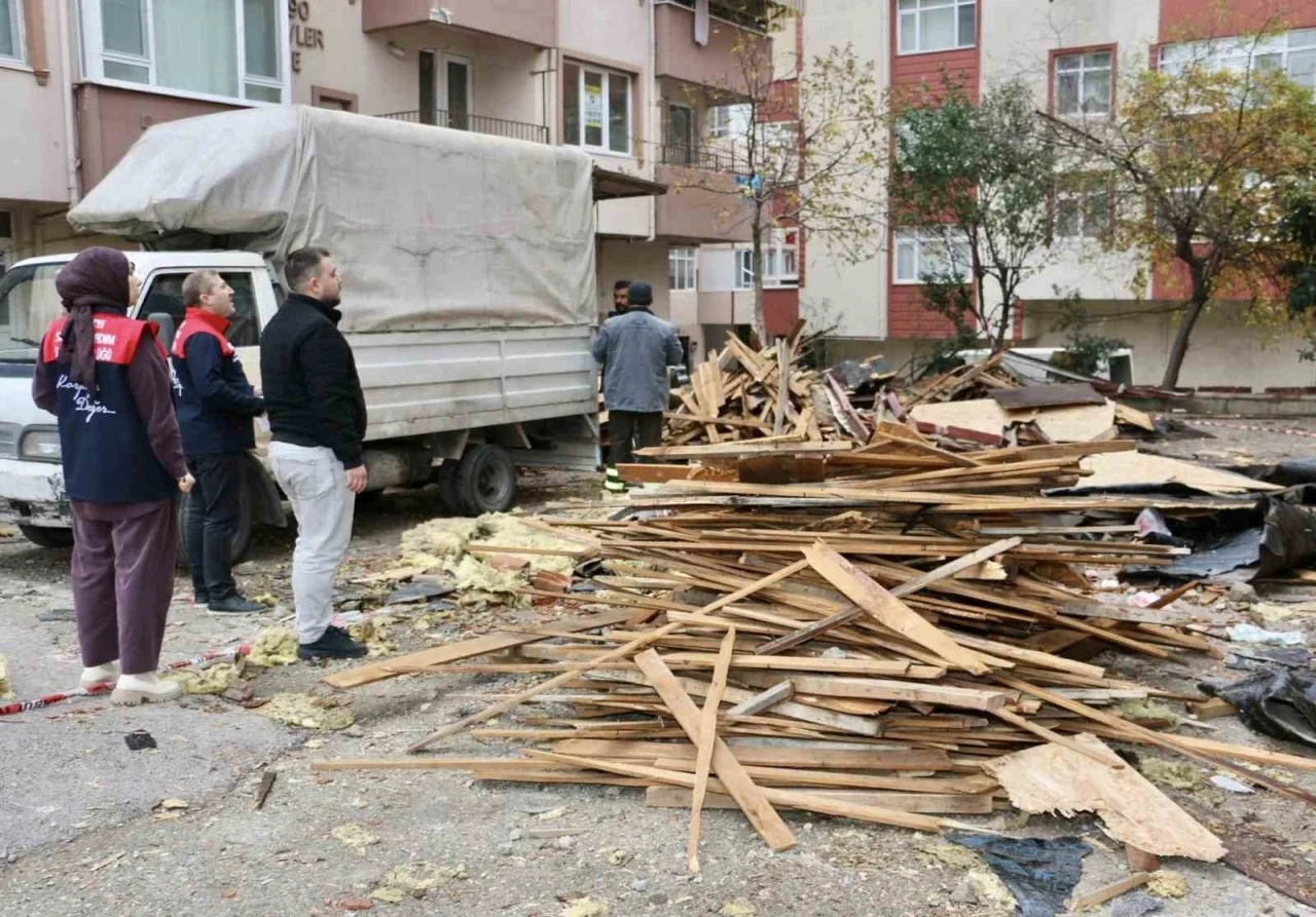 Fırtınada uçan çatılar için hasar tespiti sürüyor
