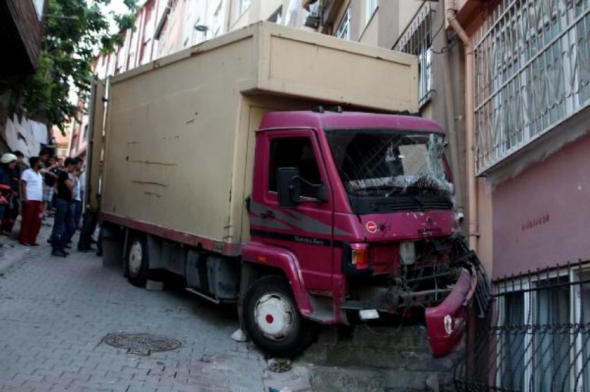 Freni boşalan kamyonet apartmana çarptı!