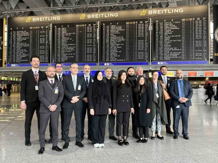 Frankfurt Havaalanı’nda depremzedeler için saygı duruşunda bulunuldu