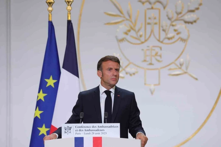 Fransa Cumhurbaşkanı Macron: “Fransız elçi Nijer’de kalacak”
