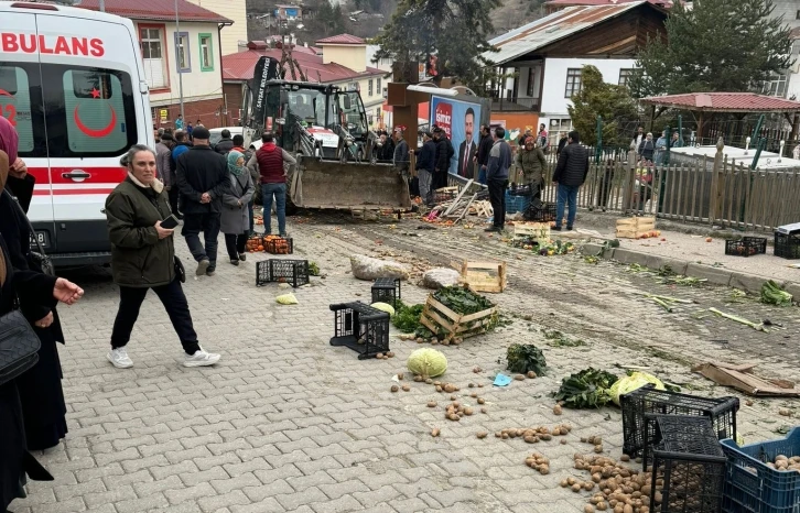 Freni boşalan iş makinesi pazarın içerisine daldı: 1 yaralı
