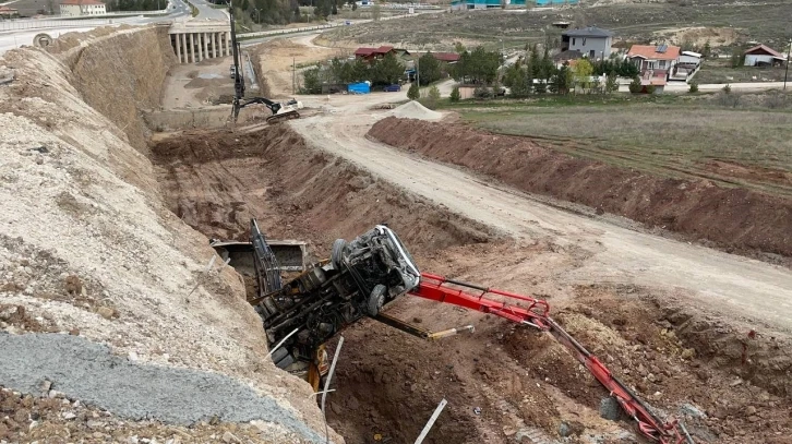 Freni boşalan kamyon dehşet saçtı: 1 ölü, 1 yaralı
