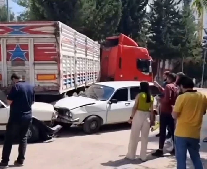 Freni tutmayan TIR, çocuk parkı önündeki araçlara çarparak durabildi