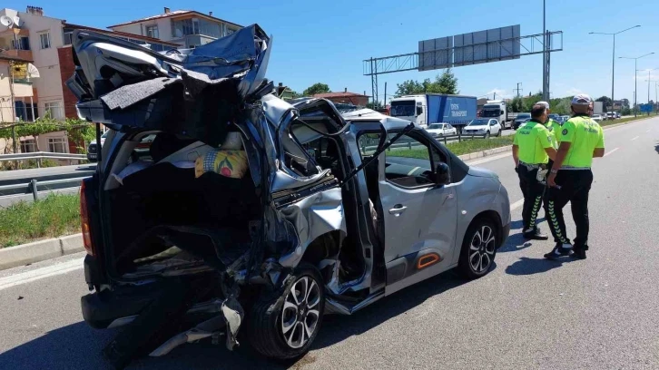 Freni tutmayan tır yol kenarındaki araca çarptı: 1’i ağır 3 yaralı
