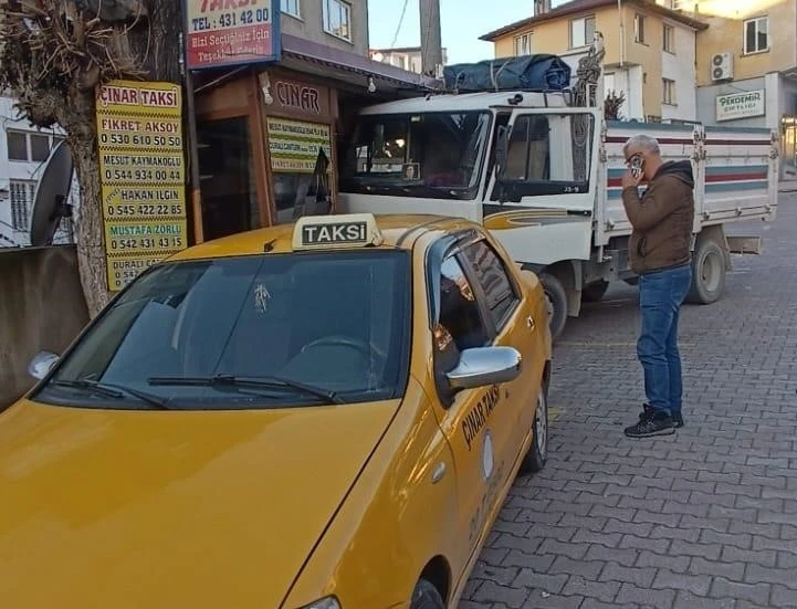 Frenleri boşalan kamyon taksi durağına daldı
