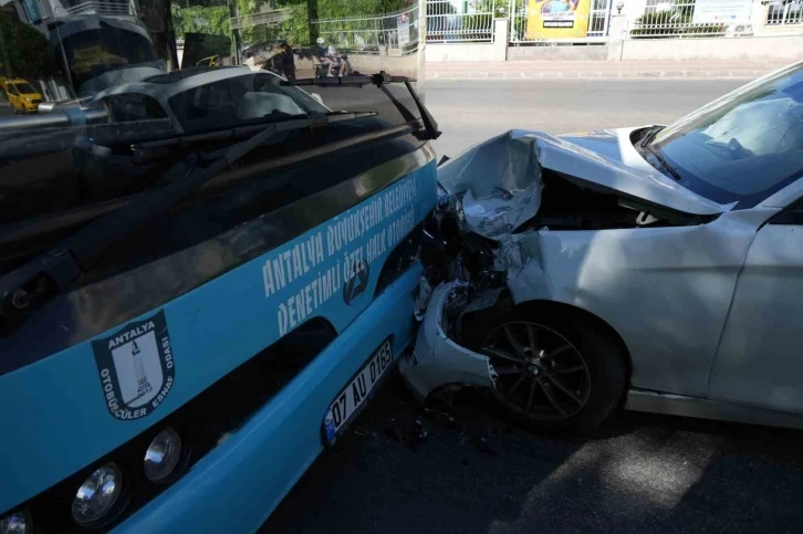 Futbolcu Batıhan Gebecioğlu Antalya’da geçirdiği trafik kazasında yaralandı
