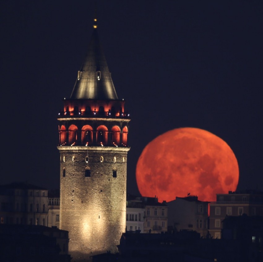 Ay ve Galata Kulesi'nin muhteşem buluşması