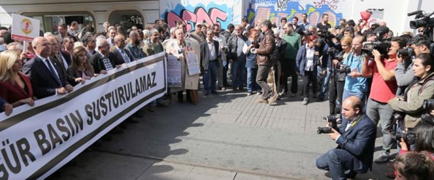 Gazetecilerden protesto yürüyüşü