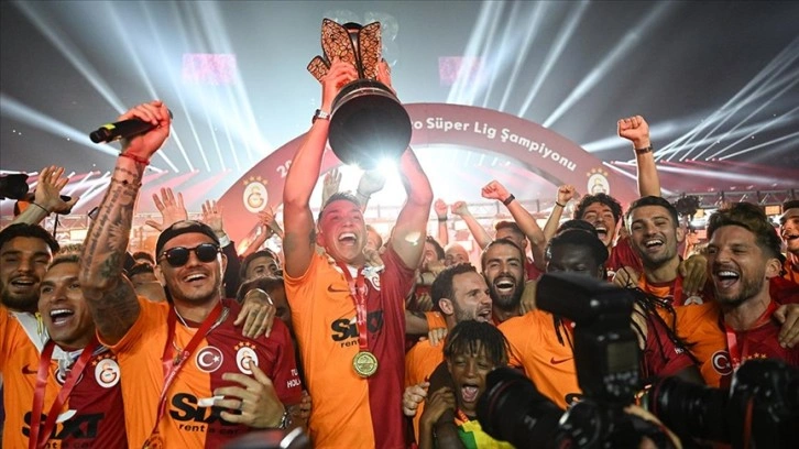 Galatasaray şampiyonluk kupasını kaldırdı