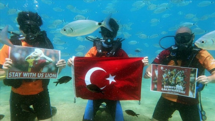 Galatasaray taraftarları şampiyonluğu deniz dibinde kutladı