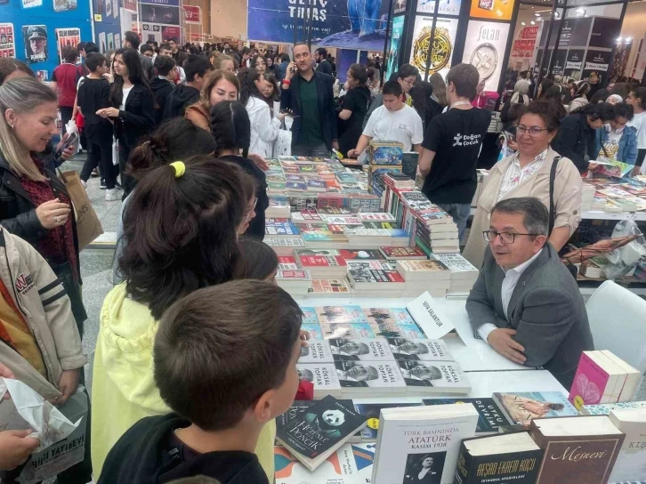 Gazeteci Salantur, 20. Ankara Kitap Fuarı’nda okurlarıyla buluştu
