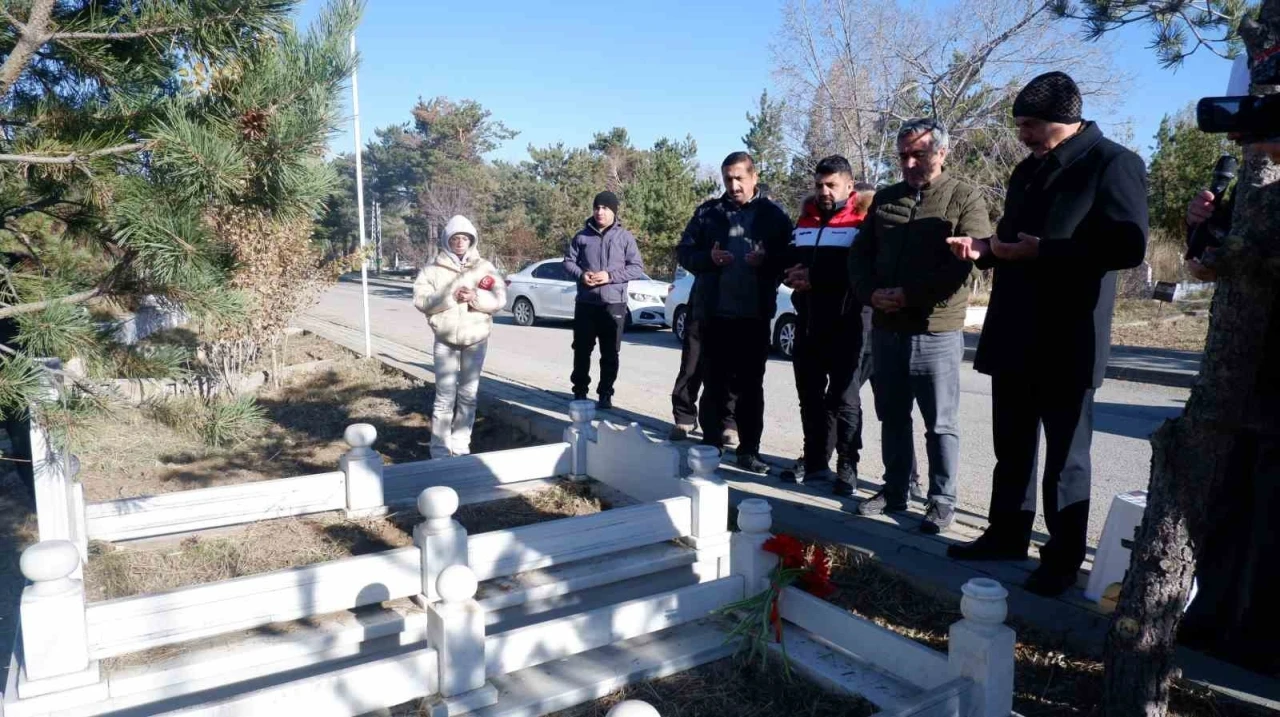 Gazeteci Sebahattin Yılmaz kabri başında anıldı
