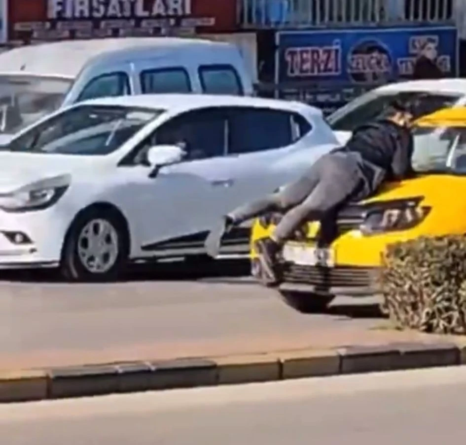 Gaziantep’te bir vatandaş hareket halindeki taksinin üzerine çıktı
