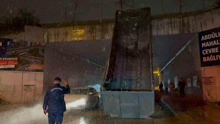 Gaziantep’te dorsesi açılan tır üst geçide sıkıştı
