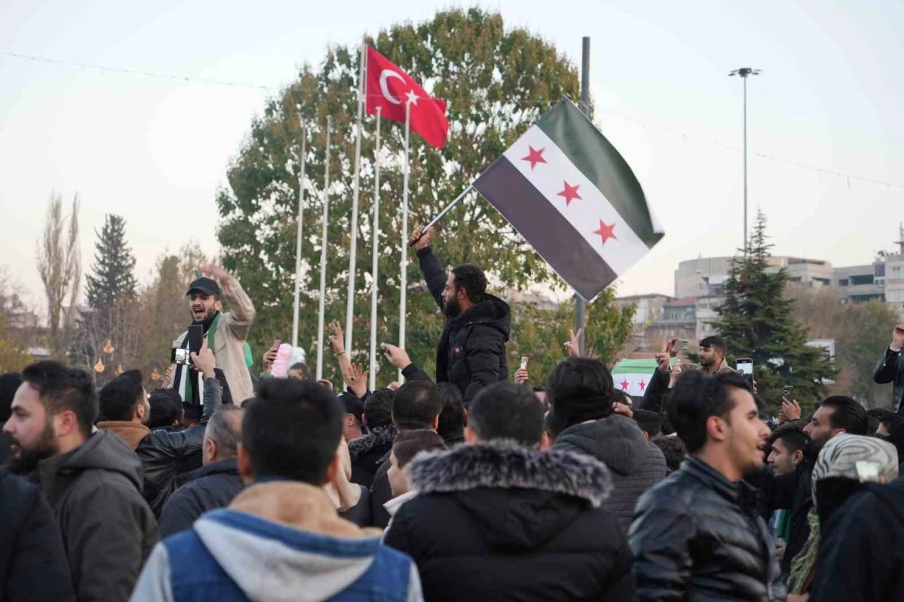 Gaziantep’te Suriyeliler Esad rejiminin devrilmesini kutladı