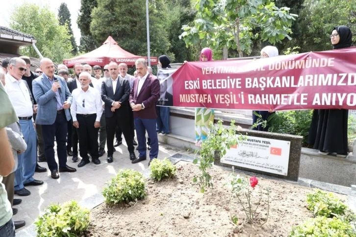 Gaziosmanpaşa’nın eski Belediye Başkanı Mustafa Yeşil mezarı başında dualarla anıldı
