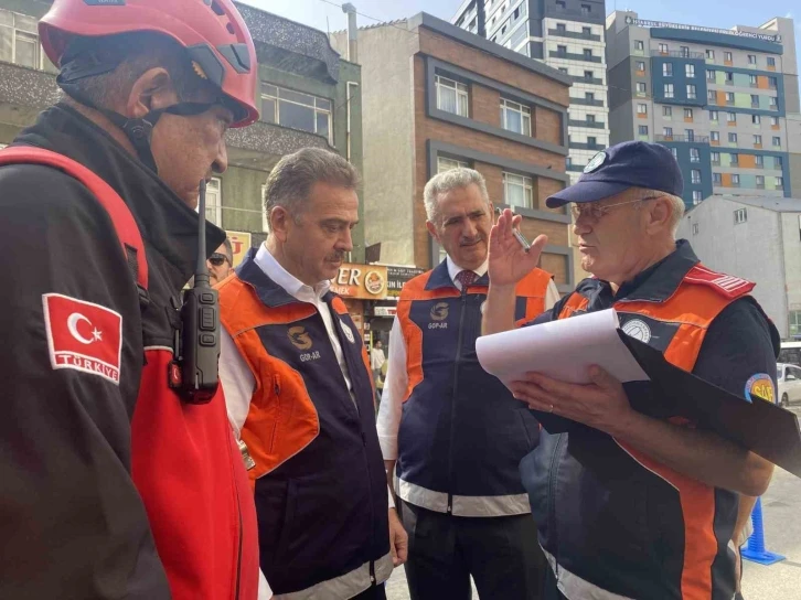 Gaziosmapaşa’da gerçeği aratmayan deprem tatbikatı: Hasarlı binada mahsur kalanlar kurtarıldı
