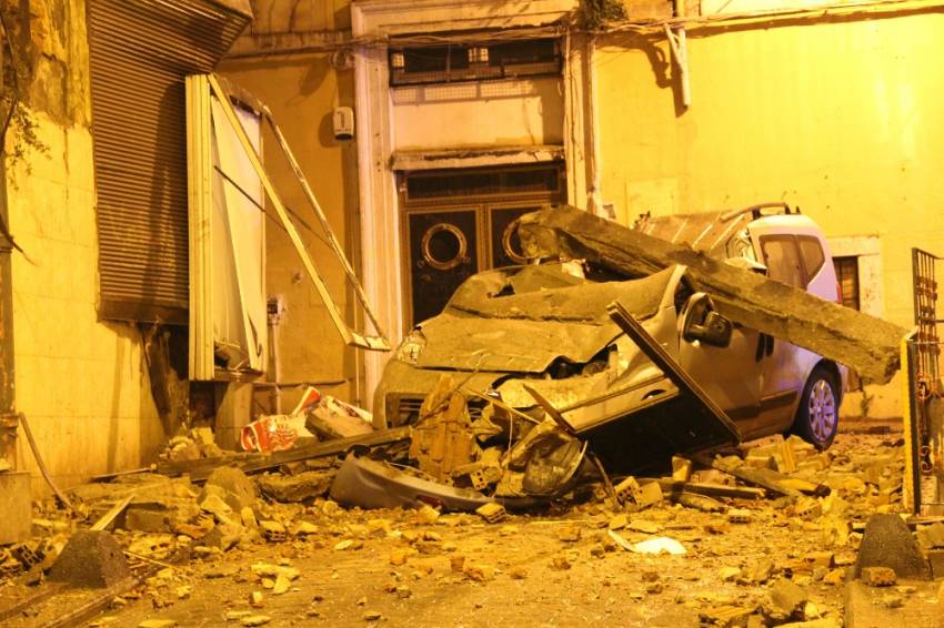 Beyoğlu’nda 3 katlı binanı duvarı çöktü