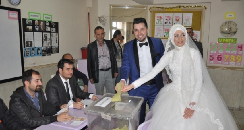 Gelin ve damat sandık başında