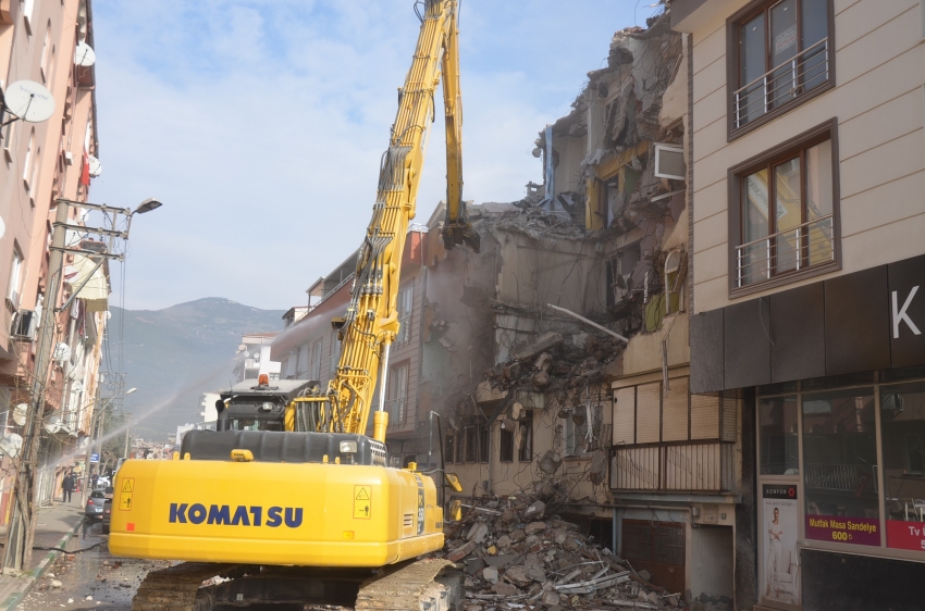 Gemlik'te riskli binalar yıkılıyor