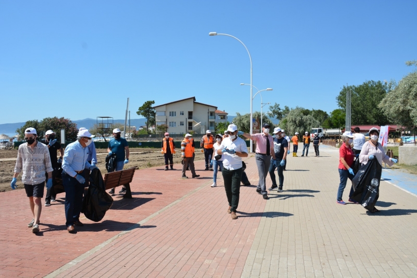 Gemlik Kent Konseyi’nden sahil temizliği