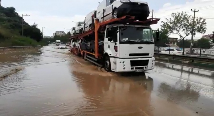 Bursa-Yalova yolu sular altında